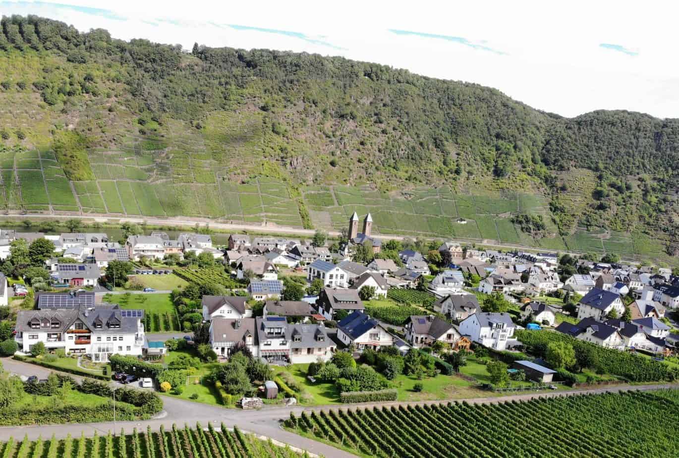 Links Gästehaus Bleser, Kirche und Valwiger Herrenberg